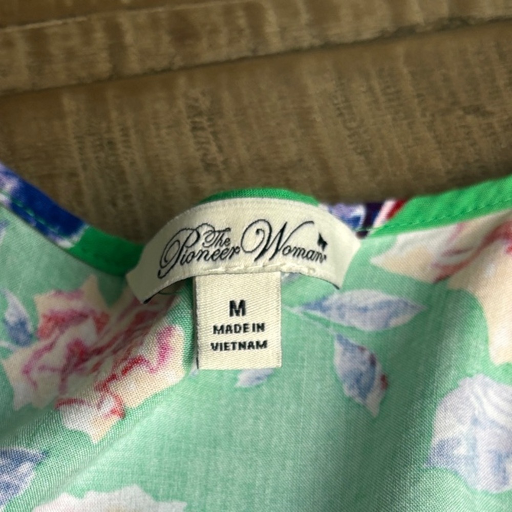 The Pioneer Woman Green Floral Tiered Midi Dress with V-Neck 🤩 - Picture 8 of 8